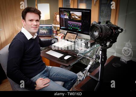 Tom Wakefield de Cotswold TV video société de production, dans sa salle de montage. Banque D'Images