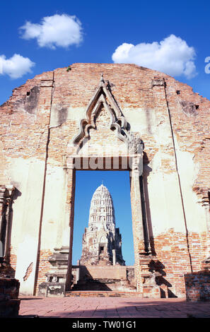 Entrée d'un temple, Wat Ratchaburana, Ayutthaya, Thaïlande Banque D'Images