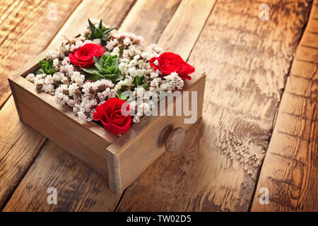 Fort avec de belles fleurs sur fond de bois Banque D'Images