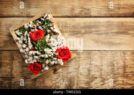 Fort avec de belles fleurs sur fond de bois Banque D'Images