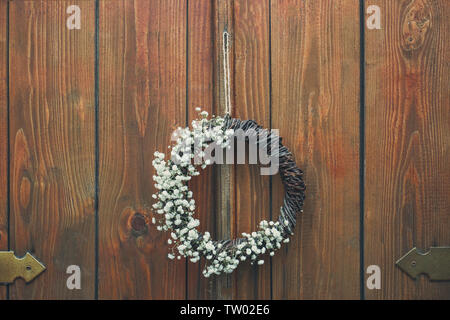 Couronne de fleurs avec de belles fleurs sur fond de bois suspendus Banque D'Images