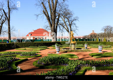 Kolokol et Snop fontaines près du Palais de Monplaisir en bas jardin de Peterhof Banque D'Images