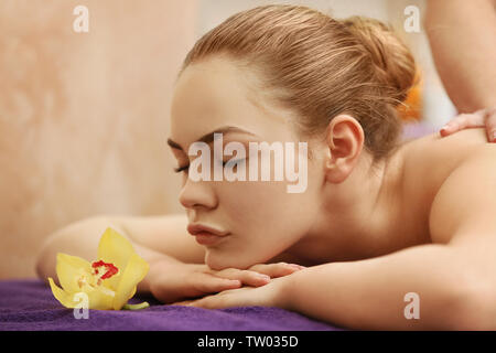 Belle jeune femme massage au spa salon Banque D'Images