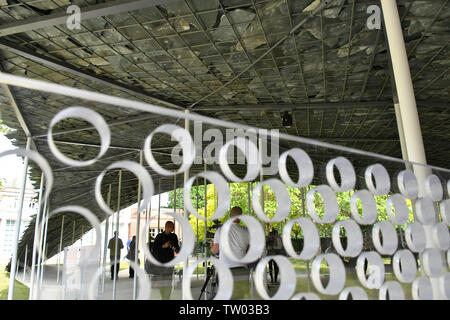 Londres, Royaume-Uni. 18 Juin, 2019. Galerie Serpentine Pavillon d'été, l'aperçu de la presse 19e exposition d'architecture du pavillon pour s'affichent à côté de la Serpentine Gallery, conçu par l'architecte japonais Junya Ishigami et inspirés par des toits dans le monde, à la Serpentine Gallery de Londres, ROYAUME UNI - 18 juin 2019 Crédit : Nils Jorgensen/Alamy Live News Banque D'Images