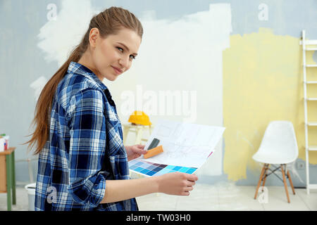 Les jeunes filles à choisir des couleurs décorateur pour nouvelle télévision Banque D'Images