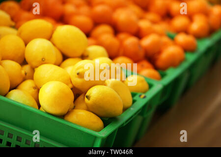 Paniers de fruits dans market Banque D'Images