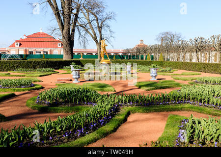 Kolokol fontaine située près de palais de Monplaisir dans le jardin inférieur de Peterhof Banque D'Images