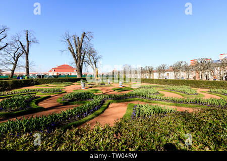 Kolokol et Snop fontaines près du Palais de Monplaisir en bas jardin de Peterhof Banque D'Images