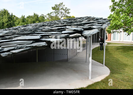 Londres, Royaume-Uni. 18 Juin, 2019. Galerie Serpentine Pavillon d'été, l'aperçu de la presse 19e exposition d'architecture du pavillon pour s'affichent à côté de la Serpentine Gallery, conçu par l'architecte japonais Junya Ishigami et inspirés par des toits dans le monde, à la Serpentine Gallery de Londres, ROYAUME UNI - 18 juin 2019 Crédit : Nils Jorgensen/Alamy Live News Banque D'Images