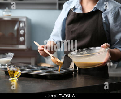 Jeune femme dans la cuisine la cuisine Banque D'Images