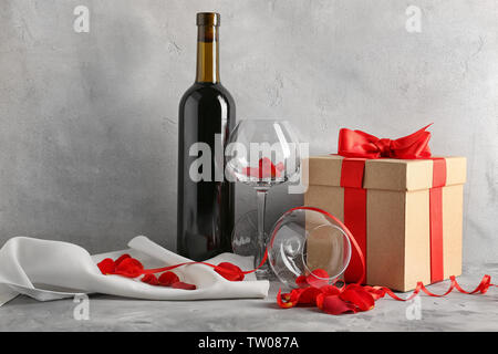 St Valentines Day concept. Vin, roses et boîte-cadeau sur la table Banque D'Images