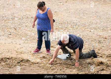 Hunstanton, Norfolk, UK 06/16/2019 couple d'âge moyen la plage Banque D'Images