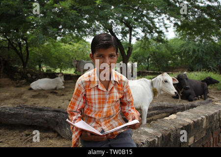 Boy reading a book, Inde Banque D'Images