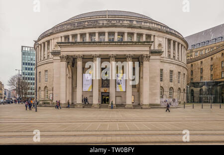 Picadilly, Manchester, UK - 19 janvier 2019 : Bibliothèque centrale ronde iconique bâtiment avec des gens qui marchent autour de la zone. Banque D'Images