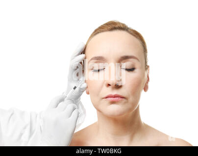 Concept de chirurgie plastique. Young woman receiving injection sur fond blanc Banque D'Images