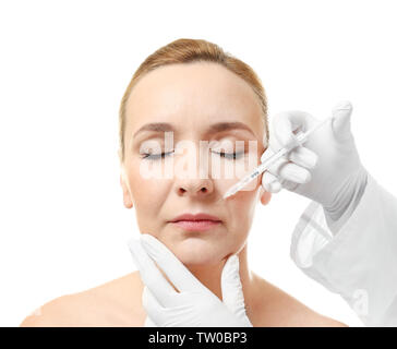 Concept de chirurgie plastique. Young woman receiving injection sur fond blanc Banque D'Images