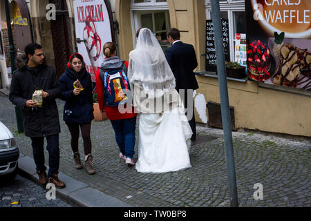 Une robe de mariée dans une marche dans les rues de Prague, République tchèque. Banque D'Images