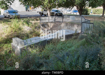 Une tempête et de vidange d'eau de captage collecte des ordures dans un parc dans le nouveau pays de Galles du Sud Ville de Gloucester Banque D'Images