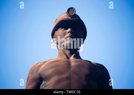 Mémorial des mineurs gardiens par Sebastian Boyesen au parc Arael Griffin, six Bells, Abertillery, commémorant la mort de 45 mineurs le 28 juin 1960 Banque D'Images