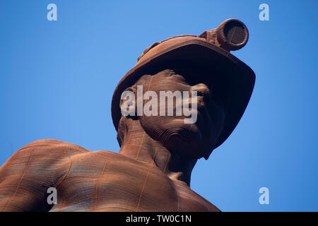 Guardian Miners Memorial par Sebastian Boyesen au Parc Arael Griffin, Six Cloches, Abertillery, commémorant la mort de 45 mineurs le 28 juin 1960 et Banque D'Images