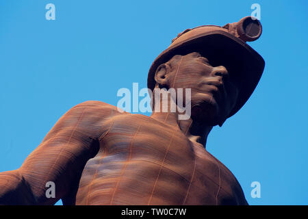 Guardian Miners Memorial par Sebastian Boyesen au Parc Arael Griffin, Six Cloches, Abertillery, commémorant la mort de 45 mineurs le 28 juin 1960 et Banque D'Images