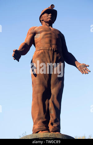 Guardian Miners Memorial par Sebastian Boyesen au Parc Arael Griffin, Six Cloches, Abertillery, commémorant la mort de 45 mineurs le 28 juin 1960 et Banque D'Images