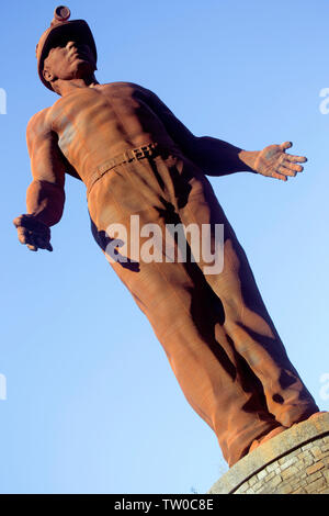 Guardian Miners Memorial par Sebastian Boyesen au Parc Arael Griffin, Six Cloches, Abertillery, commémorant la mort de 45 mineurs le 28 juin 1960 et Banque D'Images