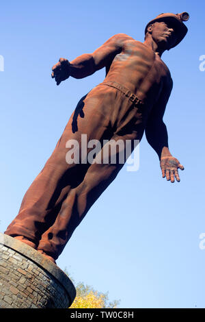 Guardian Miners Memorial par Sebastian Boyesen au Parc Arael Griffin, Six Cloches, Abertillery, commémorant la mort de 45 mineurs le 28 juin 1960 et Banque D'Images