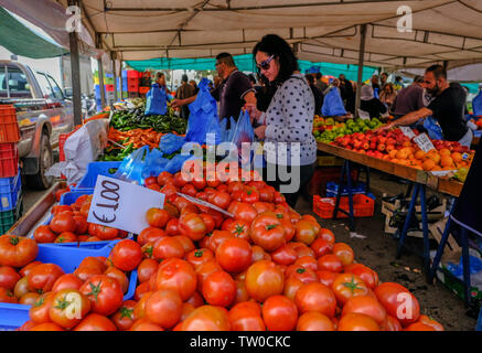 Limassol, Chypre - Mars 23, 2019 : marché vibrant arrête sur un marché de fermiers avec beaucoup de clients dans le choix et l'achat de leurs légumes. Banque D'Images