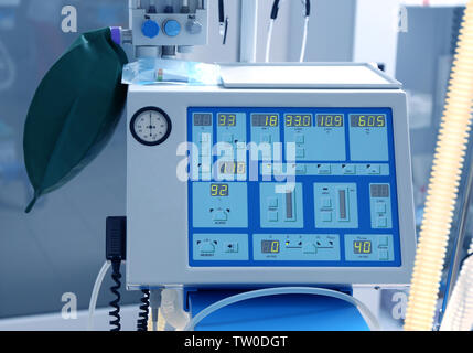 Appareils de ventilation pulmonaire artificielle dans une clinique moderne Banque D'Images