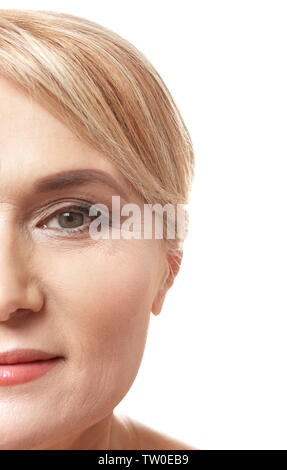 Femme mature sur fond blanc, gros plan Banque D'Images