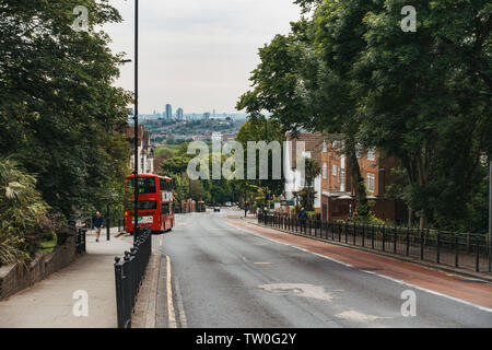 Un bus à impériale se retire d'un arrêt à Muswell Hill, au nord de Londres. Banque D'Images