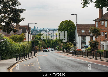 En regardant la terrasse paisible, rues de Muswell Hill, au nord de Londres, sur un matin d'été humide. Toits de Londres est visible derrière Banque D'Images