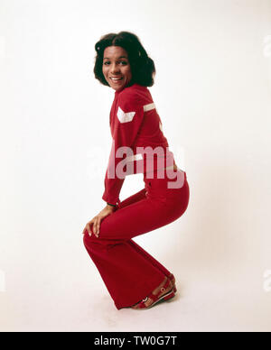 Fotoshooting mit der deutschen Schlager- discothèque- Popsängerin und einem roten Ramona Wulf en tenue, Deutschland 1972. Séance photo avec la chanteuse pop allemande Ramona Wulf dans un costume rouge, Allemagne 1972. Banque D'Images