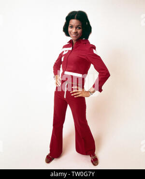 Fotoshooting mit der deutschen Schlager- discothèque- Popsängerin und einem roten Ramona Wulf en tenue, Deutschland 1972. Séance photo avec la chanteuse pop allemande Ramona Wulf dans un costume rouge, Allemagne 1972. Banque D'Images