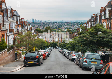 En regardant la terrasse paisible, rues de Muswell Hill, au nord de Londres, sur un matin d'été humide. Toits de Londres est visible derrière Banque D'Images