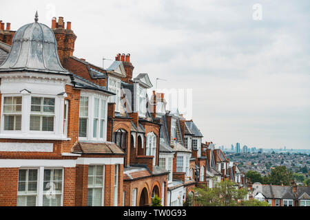 En regardant la terrasse paisible, rues de Muswell Hill, au nord de Londres, sur un matin d'été humide. Toits de Londres est visible derrière Banque D'Images