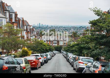 En regardant la terrasse paisible, rues de Muswell Hill, au nord de Londres, sur un matin d'été humide. Toits de Londres est visible derrière Banque D'Images