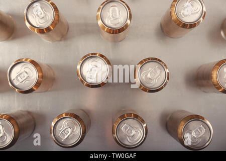 Canettes de bière sur le tableau gris, vue du dessus Banque D'Images