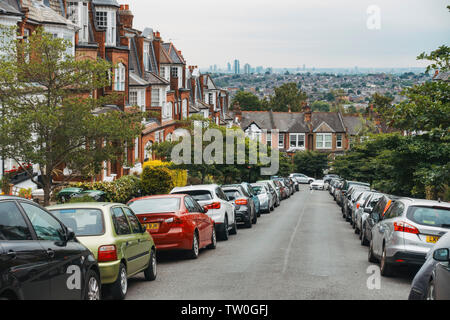 En regardant la terrasse paisible, rues de Muswell Hill, au nord de Londres, sur un matin d'été humide. Toits de Londres est visible derrière Banque D'Images