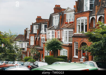 En regardant la terrasse paisible, rues de Muswell Hill, au nord de Londres, sur un matin d'été humide. Toits de Londres est visible derrière Banque D'Images