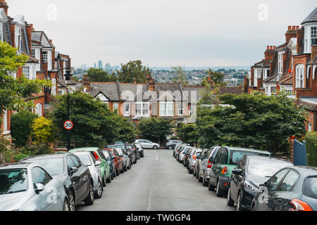 En regardant la terrasse paisible, rues de Muswell Hill, au nord de Londres, sur un matin d'été humide. Toits de Londres est visible derrière Banque D'Images