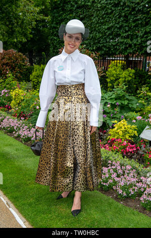 Ascot, Berkshire, Royaume-Uni. 18 Juin, 2019. Valerie de Moscou à jour un de Royal Ascot, l''hippodrome d''Ascot. Credit : Maureen McLean/Alamy Live News Banque D'Images