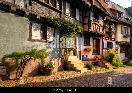 Lane d'Eguisheim, Alsace, France, maisons colorées avec des escaliers de la rue Banque D'Images