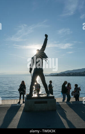 Montreux, VD / Suisse - 31 mai 2019 : les touristes se rendant sur le Freddie Mercury Memorial statue sur les rives du lac Léman à Montreux Banque D'Images