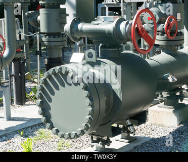 Vue rapprochée du système de tuyaux dans une usine de traitement des eaux usées et de l'eau Banque D'Images