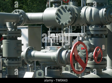 Vue rapprochée du système de tuyaux dans une usine de traitement des eaux usées et de l'eau Banque D'Images