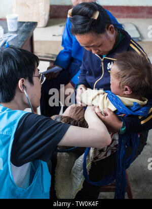 Les médecins de la ville entrez Miaozhai Banque D'Images