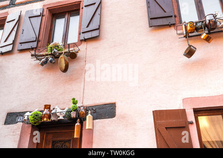 Eguisheim, Alsace, chambre décorée avec des éléments typiquement alsacien d'origine, France Banque D'Images