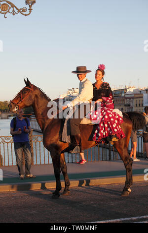 Espagne, Andalousie, Séville, Feria, équitable, festival, personnes, en couple à cheval, Banque D'Images